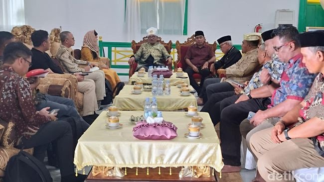 Keterangan Foto: Badan Perencanaan Pembangunan Nasional (Bappenas) saat bertemu dengan pihak Kesultanan Tidore.