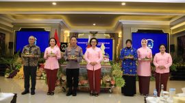 Foto: Jenderal Pol. Drs. Listyo Sigit Prabowo M.Si., didampingi Ketua Umum Bhayangkari Ny. Juliati Sigit Prabowo