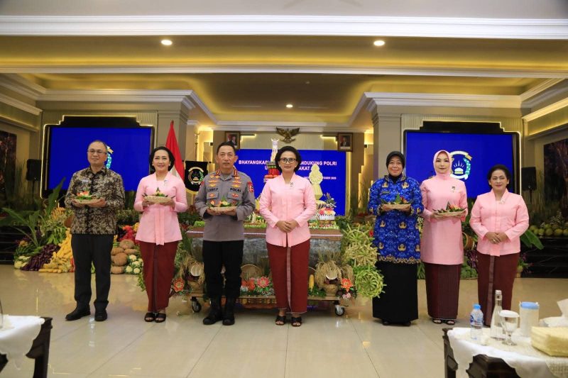 Foto: Jenderal Pol. Drs. Listyo Sigit Prabowo M.Si., didampingi Ketua Umum Bhayangkari Ny. Juliati Sigit Prabowo