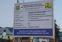 Foto papan proyek di Obi 