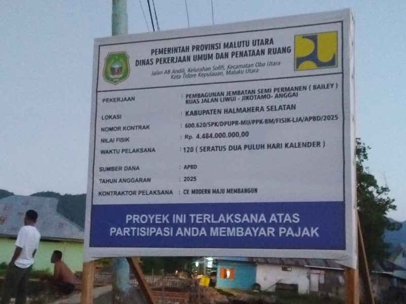 Foto papan proyek di Obi 