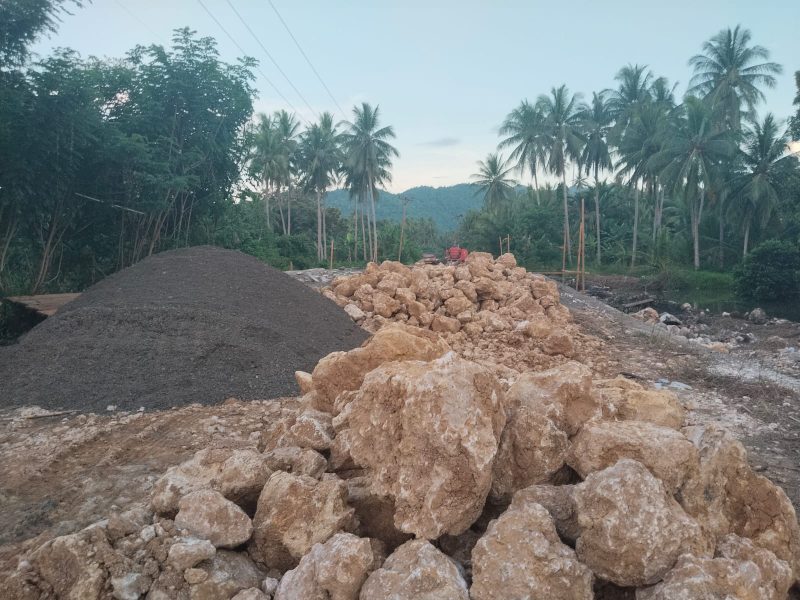 pembangunan tiga jembatan baja di Kecamatan Obi, Kabupaten Halmahera Selatan senilai Rp.6,7 miliar terindikasi memakai matrial  diluar Rancangan Anggaran Biaya (RAB)