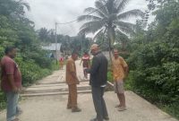 Anggota DPRD Halmahera Selatan, Hi Sagaf Hi Taha, memanfaatkan reses di Desa Yaba untuk menyerap aspirasi warga, meninjau fasilitas umum, hingga memberikan teguran keras kepada Camat Bacan Barat Utara yang dinilai kurang disiplin. 