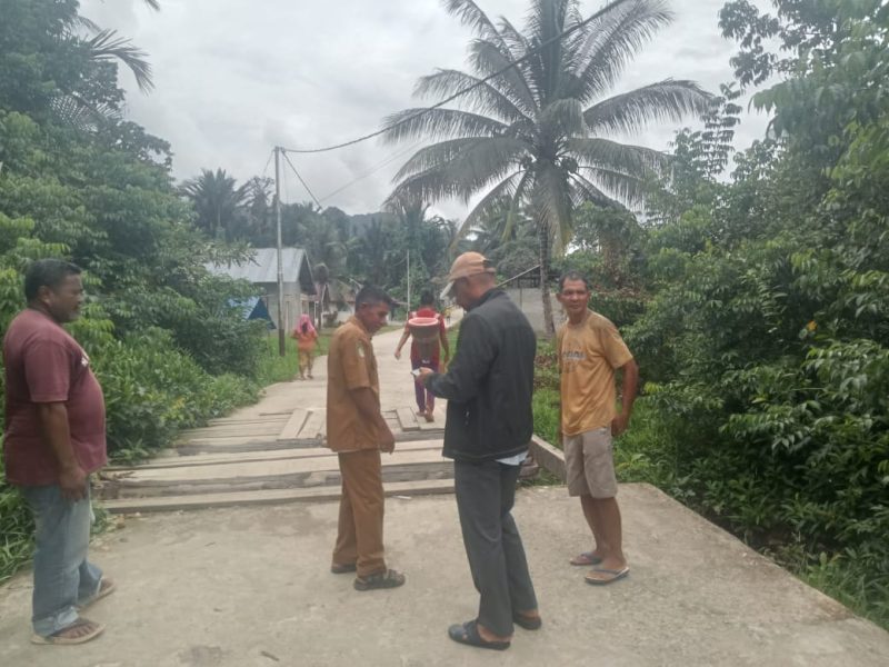 Anggota DPRD Halmahera Selatan, Hi Sagaf Hi Taha, memanfaatkan reses di Desa Yaba untuk menyerap aspirasi warga, meninjau fasilitas umum, hingga memberikan teguran keras kepada Camat Bacan Barat Utara yang dinilai kurang disiplin. 