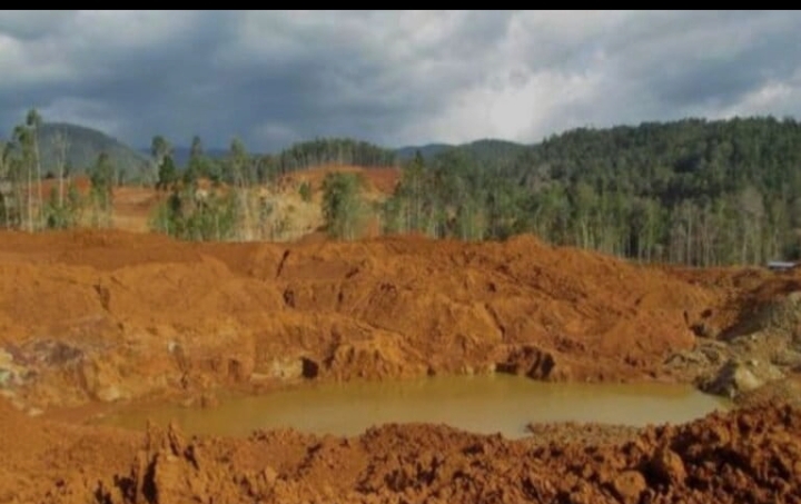 Potret: kerusakan lingkungan akibat aktivitas tambang adalah potret tentang keserakahan, ketidakpedulian, dan ketidakadilan. Potret yang seharusnya membuat kita tersadar, bahwa alam bukanlah sekadar sumber daya yang bisa dieksploitasi tanpa batas, melainkan titipan yang harus dijaga dan dilestarikan untuk generasi mendatang.