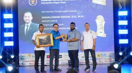 Foto: Jamaluddin Idham mendapatkan penghargaan sebagai 