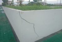 Foto: retakan pada struktur bangunan Taman. Retakan diagonal memanjang ditemukan di sejumlah sudut dan sepanjang dinding, dari bagian atas hingga ke bawah. Kerusakan serupa juga terjadi pada areal lantai proyek.