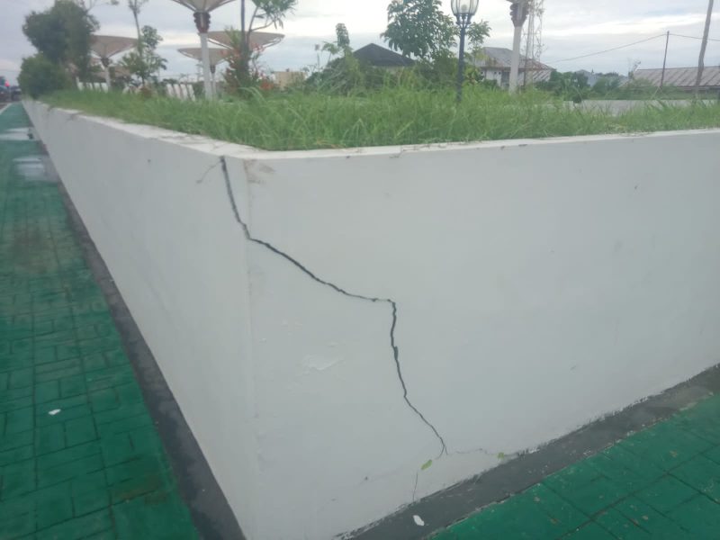Foto: retakan pada struktur bangunan Taman. Retakan diagonal memanjang ditemukan di sejumlah sudut dan sepanjang dinding, dari bagian atas hingga ke bawah. Kerusakan serupa juga terjadi pada areal lantai proyek.