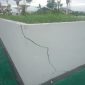 Foto: retakan pada struktur bangunan Taman. Retakan diagonal memanjang ditemukan di sejumlah sudut dan sepanjang dinding, dari bagian atas hingga ke bawah. Kerusakan serupa juga terjadi pada areal lantai proyek.