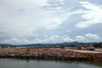Foto: Proyek pembangunan breakwater (pemecah ombak) di  Kabupaten Halmahera Tengah