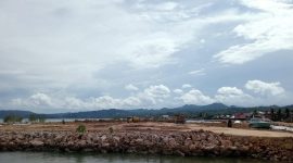 Foto: Proyek pembangunan breakwater (pemecah ombak) di  Kabupaten Halmahera Tengah