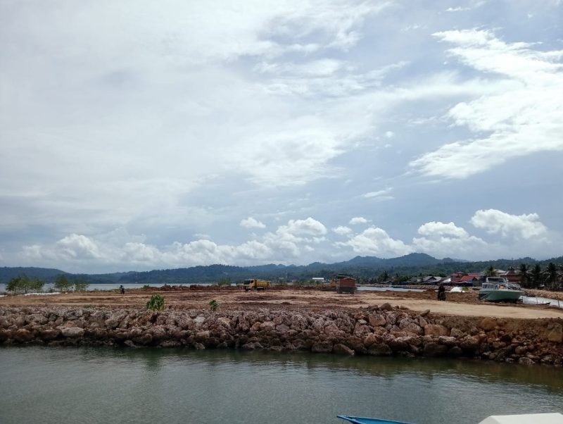 Foto: Proyek pembangunan breakwater (pemecah ombak) di  Kabupaten Halmahera Tengah