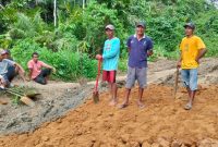 Foto: Warga Desa Sumber Makmur, Kecamatan Gane Timur,