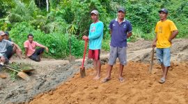 Foto: Warga Desa Sumber Makmur, Kecamatan Gane Timur,