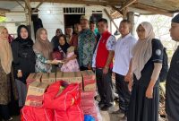 Foto: Anggota DPRA Salmawati, meninjau lokasi abrasi pantai di Gampong Bungkaih,