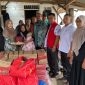Foto: Anggota DPRA Salmawati, meninjau lokasi abrasi pantai di Gampong Bungkaih,