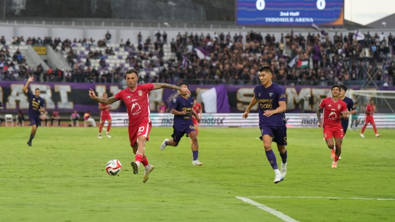 Foto: Laga pekan ke-13 BRI Super League 2025-2026 antara Persita vs Malut United berakhir dengan skor imbang 0-0.