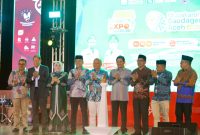 Foto: Ketum MPP ISMI, Dr Ing Ilham Akbar Habibie MBA, Ketua DGA, Dr Mustafa Abubakar, bersama Asisten II Sekda Aceh, Dr Zulkifli MSi, Anggota DPR RI, Muslim Ayub, Wakil Ketua DPRA, H Saifuddin Muhammad (Yah Fud), Anggota DPRA, Hj Salmawati (Bunda Salma), Ketua MPW ISMI Aceh, Nurchalis SP MSi, Katibul Wali Nanggroe, Tgk Abdullah Hasballah SAg MSM, dan Plt Kadiskop UKM Aceh, Zulkifli SPd MPd, secara simbolis membuka acara Kick Off Muzakarah Saudagar Aceh dan UMKM Expo Saudagar Aceh 2025 di Gedung Balai Meuseuraya, Banda Aceh, Jumat (21/11/2025) malam. [Foto: Dok ISMI Aceh]