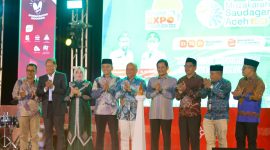 Foto: Ketum MPP ISMI, Dr Ing Ilham Akbar Habibie MBA, Ketua DGA, Dr Mustafa Abubakar, bersama Asisten II Sekda Aceh, Dr Zulkifli MSi, Anggota DPR RI, Muslim Ayub, Wakil Ketua DPRA, H Saifuddin Muhammad (Yah Fud), Anggota DPRA, Hj Salmawati (Bunda Salma), Ketua MPW ISMI Aceh, Nurchalis SP MSi, Katibul Wali Nanggroe, Tgk Abdullah Hasballah SAg MSM, dan Plt Kadiskop UKM Aceh, Zulkifli SPd MPd, secara simbolis membuka acara Kick Off Muzakarah Saudagar Aceh dan UMKM Expo Saudagar Aceh 2025 di Gedung Balai Meuseuraya, Banda Aceh, Jumat (21/11/2025) malam. [Foto: Dok ISMI Aceh]