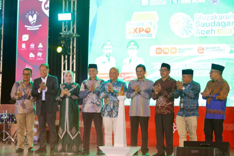 Foto: Ketum MPP ISMI, Dr Ing Ilham Akbar Habibie MBA, Ketua DGA, Dr Mustafa Abubakar, bersama Asisten II Sekda Aceh, Dr Zulkifli MSi, Anggota DPR RI, Muslim Ayub, Wakil Ketua DPRA, H Saifuddin Muhammad (Yah Fud), Anggota DPRA, Hj Salmawati (Bunda Salma), Ketua MPW ISMI Aceh, Nurchalis SP MSi, Katibul Wali Nanggroe, Tgk Abdullah Hasballah SAg MSM, dan Plt Kadiskop UKM Aceh, Zulkifli SPd MPd, secara simbolis membuka acara Kick Off Muzakarah Saudagar Aceh dan UMKM Expo Saudagar Aceh 2025 di Gedung Balai Meuseuraya, Banda Aceh, Jumat (21/11/2025) malam. [Foto: Dok ISMI Aceh]