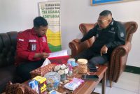 Foto : Ketua LPP Tipikor Halteng, Fandi Rizky, Memperlihatkan Dokumen Temuan