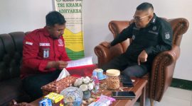 Foto : Ketua LPP Tipikor Halteng, Fandi Rizky, Memperlihatkan Dokumen Temuan