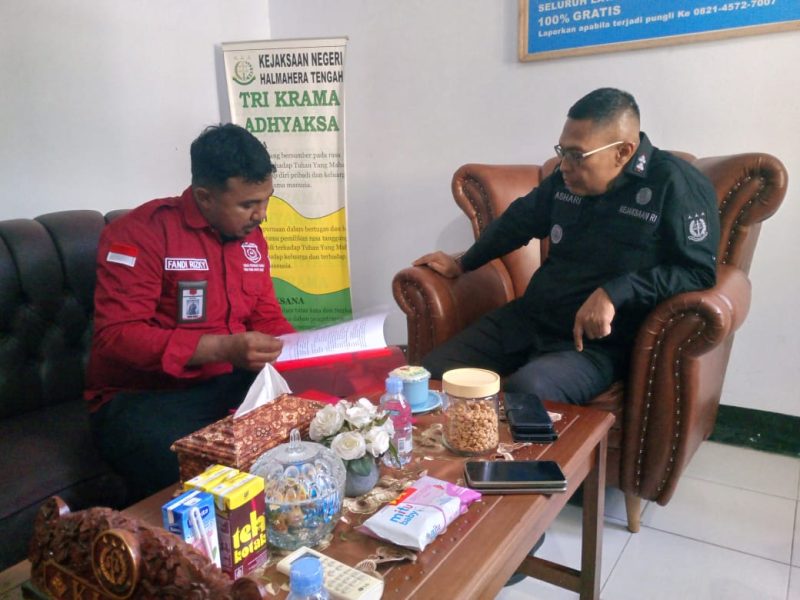Foto : Ketua LPP Tipikor Halteng, Fandi Rizky, Memperlihatkan Dokumen Temuan