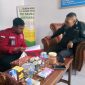 Foto : Ketua LPP Tipikor Halteng, Fandi Rizky, Memperlihatkan Dokumen Temuan