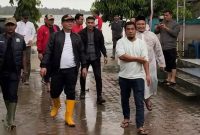 Foto: Ayah dan BPBD meninjau lokasi banjir di Aceh Utara