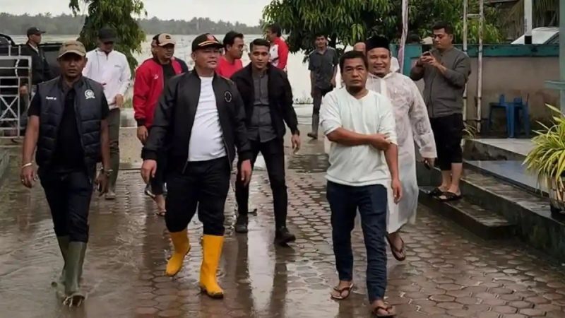 Foto: Ayah dan BPBD meninjau lokasi banjir di Aceh Utara