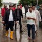 Foto: Ayah dan BPBD meninjau lokasi banjir di Aceh Utara