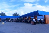 Foto : Penumpang dan kendaraan di pelabuhan feri Babang