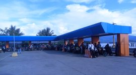 Foto : Penumpang dan kendaraan di pelabuhan feri Babang