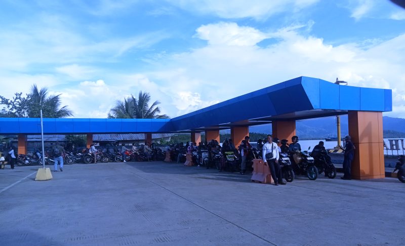 Foto : Penumpang dan kendaraan di pelabuhan feri Babang