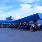 Foto : Penumpang dan kendaraan di pelabuhan feri Babang