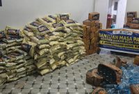 Foto Ratusan karung beras, tumpukan mie instan, dan paket sembako