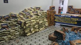 Foto Ratusan karung beras, tumpukan mie instan, dan paket sembako