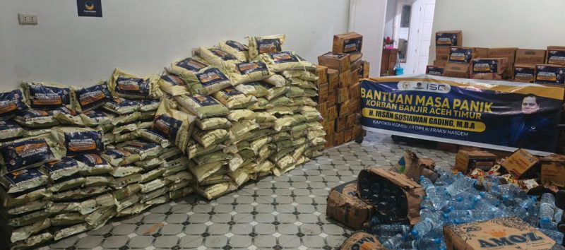 Foto Ratusan karung beras, tumpukan mie instan, dan paket sembako