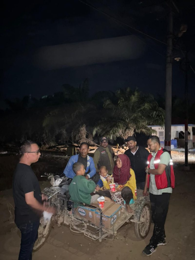 Foto:Ketua DPD PDI Perjuangan Aceh  Jamaluddin Idham, Tinjau Lokasi pengungsian 