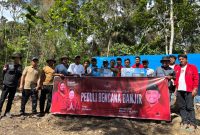 Foto : Jamaluddin Idham salurkan bantuan untuk warga