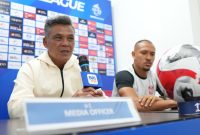 Keterangan Foto “Ketika turun ke lapangan kami bertanding untuk membela lambang di dada, yaitu Malut United. Kami akan berjuang untuk meraih tiga poin pada pertandingan besok.”

pernyataan kapten Malut United, Gustavo Franca, dalam sesi konferensi pers menjelang pertandingan melawan Persib Bandung, Sabtu (13/12/2025).