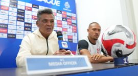 Keterangan Foto “Ketika turun ke lapangan kami bertanding untuk membela lambang di dada, yaitu Malut United. Kami akan berjuang untuk meraih tiga poin pada pertandingan besok.”

pernyataan kapten Malut United, Gustavo Franca, dalam sesi konferensi pers menjelang pertandingan melawan Persib Bandung, Sabtu (13/12/2025).