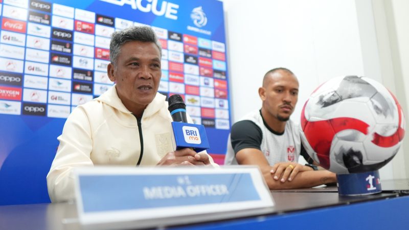 Keterangan Foto “Ketika turun ke lapangan kami bertanding untuk membela lambang di dada, yaitu Malut United. Kami akan berjuang untuk meraih tiga poin pada pertandingan besok.”

pernyataan kapten Malut United, Gustavo Franca, dalam sesi konferensi pers menjelang pertandingan melawan Persib Bandung, Sabtu (13/12/2025).