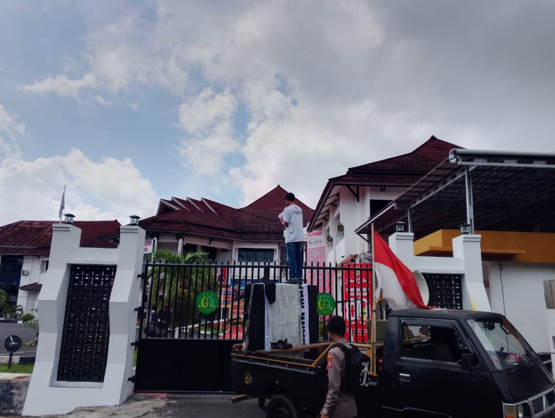 Foto: FAM Gelar Aksi di Depan Gedung Kejati Malut 