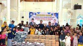 Foto, Anggota DPRK Aceh Utara, Kamal Reza, menyalurkan 200 paket Pendidikan