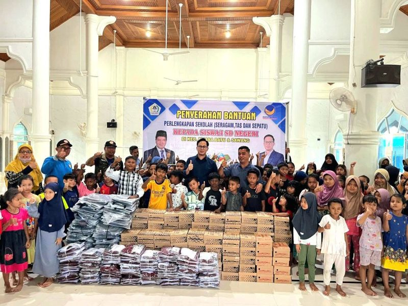 Foto, Anggota DPRK Aceh Utara, Kamal Reza, menyalurkan 200 paket Pendidikan