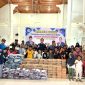 Foto, Anggota DPRK Aceh Utara, Kamal Reza, menyalurkan 200 paket Pendidikan