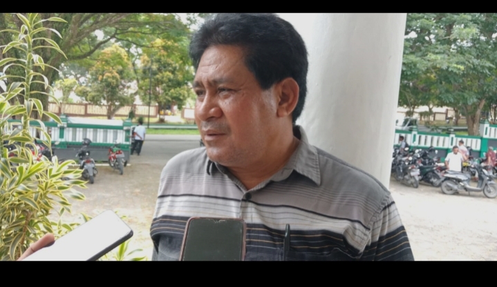 Kades Kawasi, Arifin Saroa 
Sumber Foto: Haliyora 