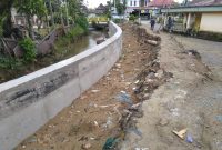 Foto, Proyek pembangunan tembok penahan Desa Kemantan Jaya