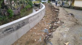 Foto, Proyek pembangunan tembok penahan Desa Kemantan Jaya